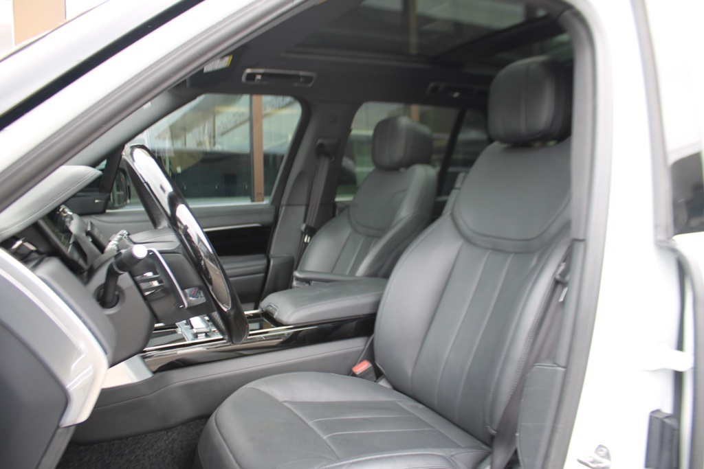 2023 Land Rover Range Rover SE photo 5