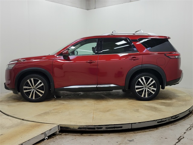 2023 Nissan Pathfinder Platinum photo 3