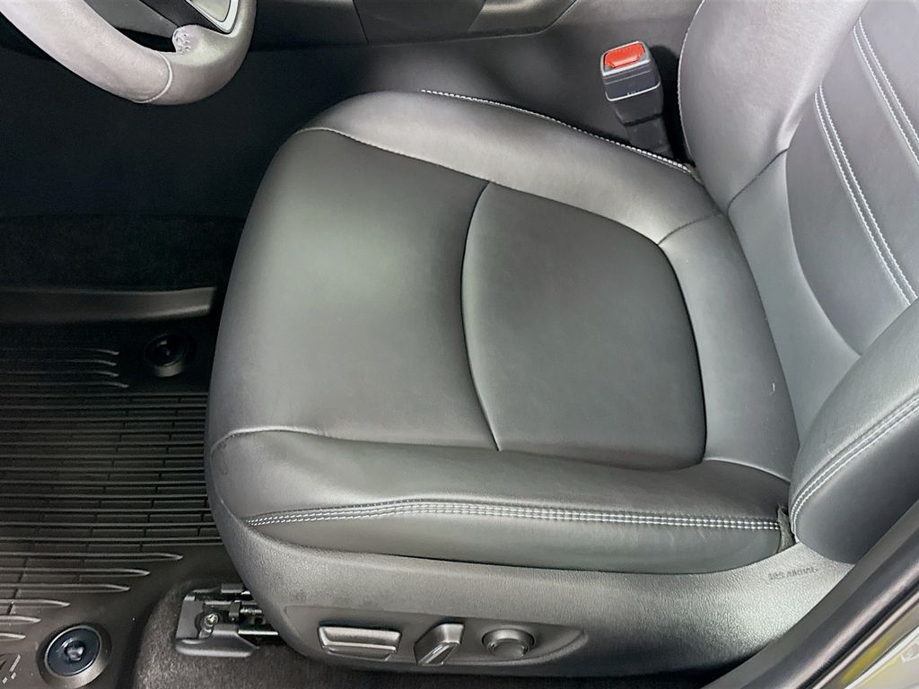 2023 Toyota RAV4 XLE Premium photo 16
