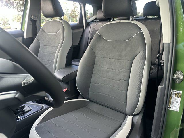 2025 Volkswagen Taos SE photo 3