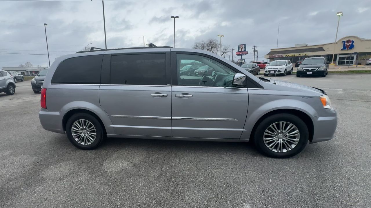 2014 Chrysler Town & Country photo 2