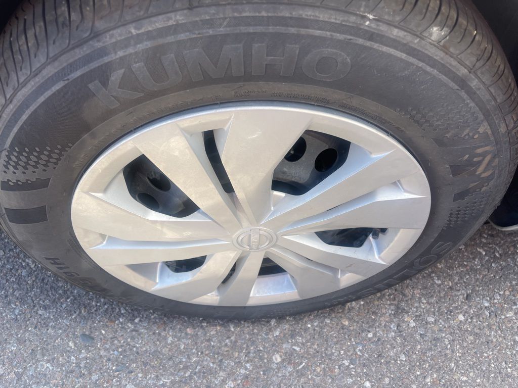 2025 Nissan Versa 1.6 S photo 9