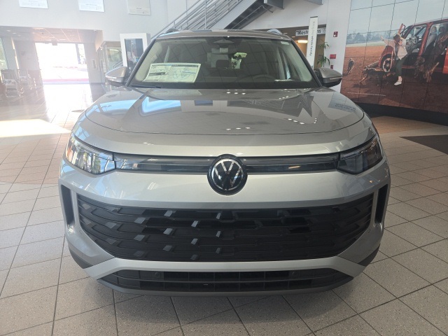 2025 Volkswagen Tiguan SE photo 2