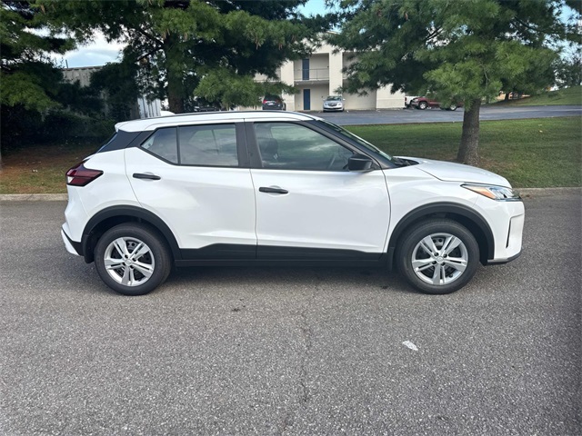 2025 Nissan Kicks Play S photo 2