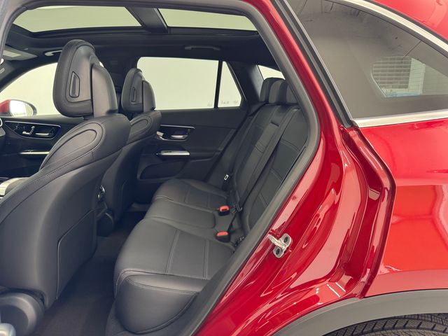 2025 Mercedes Benz GLC 300 photo 13
