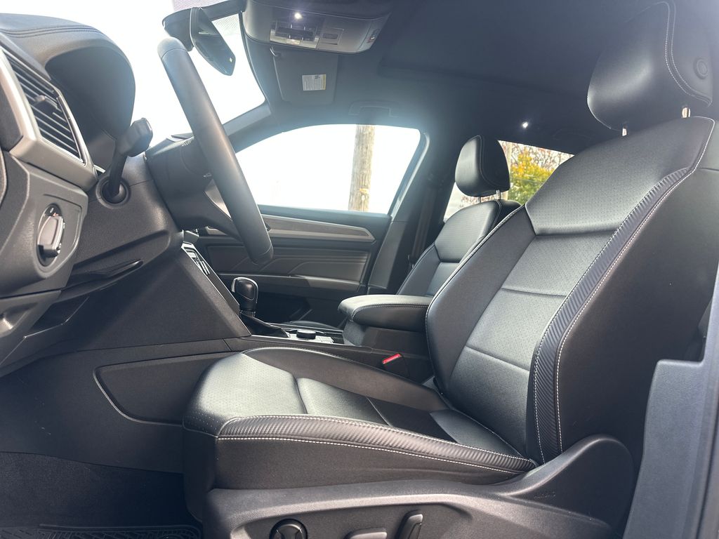 2022 Volkswagen Atlas Cross Sport V6 SE Technology photo 3