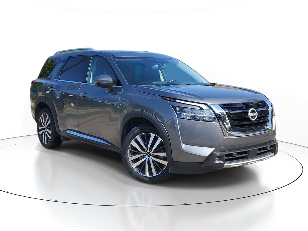 2022 Nissan Pathfinder Platinum's photo