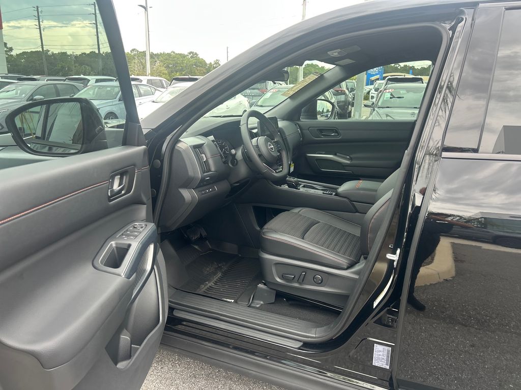 2025 Nissan Pathfinder Rock Creek photo 9