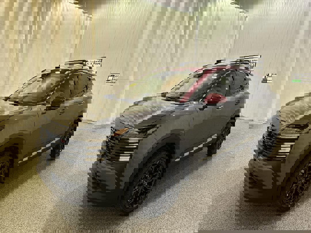 2026 Nissan Kicks SR photo 3