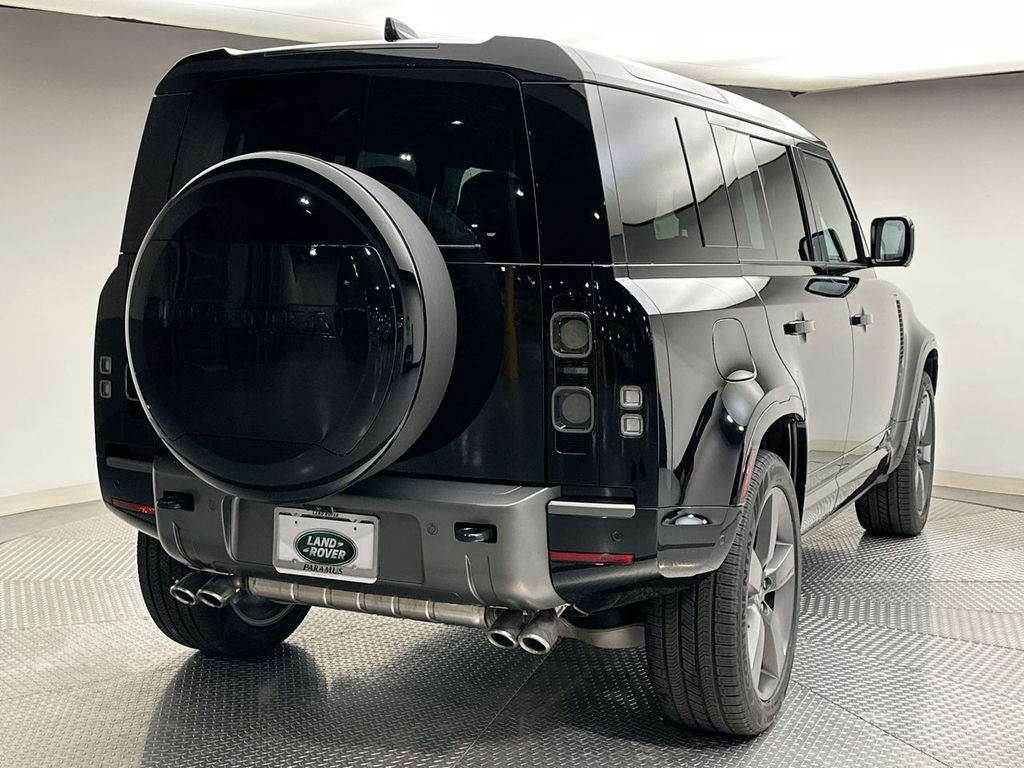 2025 Land Rover Defender 110 V8 photo 2