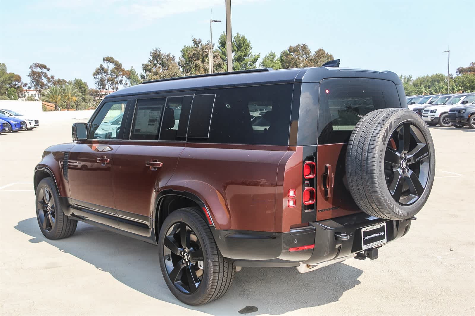 2025 Land Rover Defender 130 X-Dynamic SE photo 6
