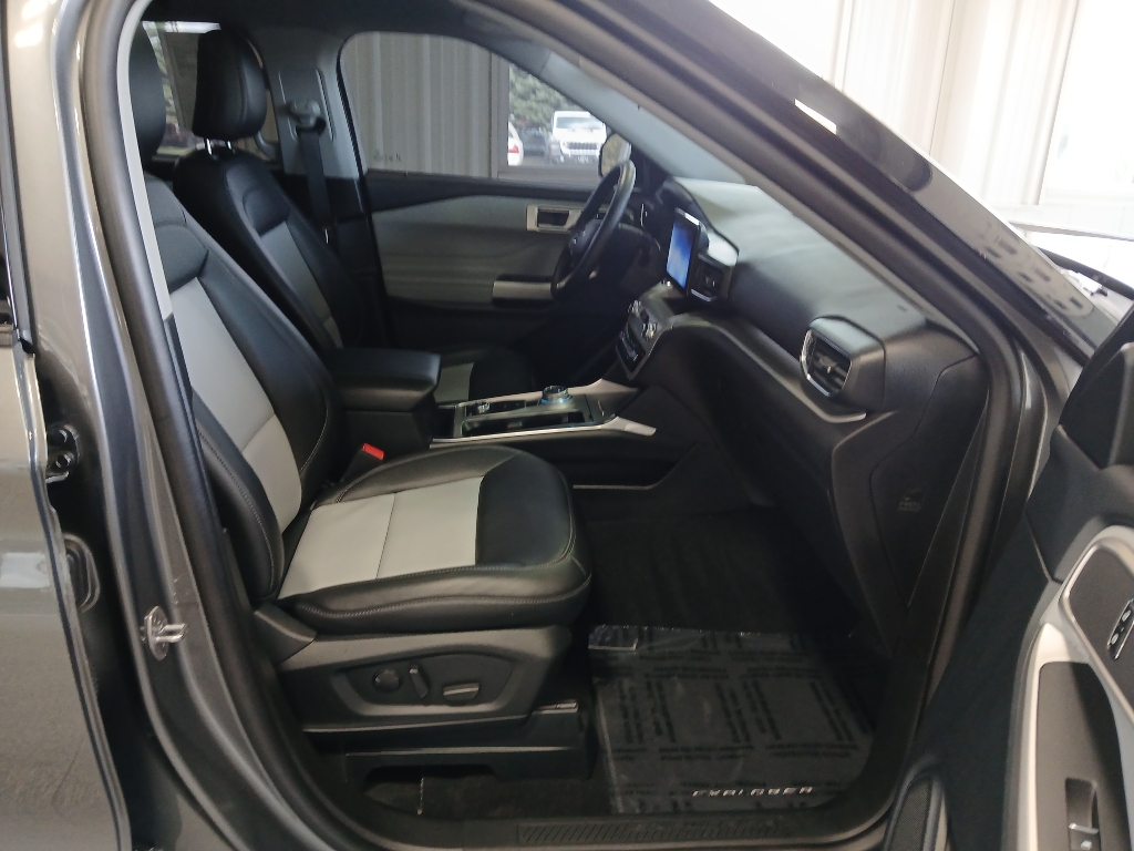 2023 Ford Explorer XLT photo 19