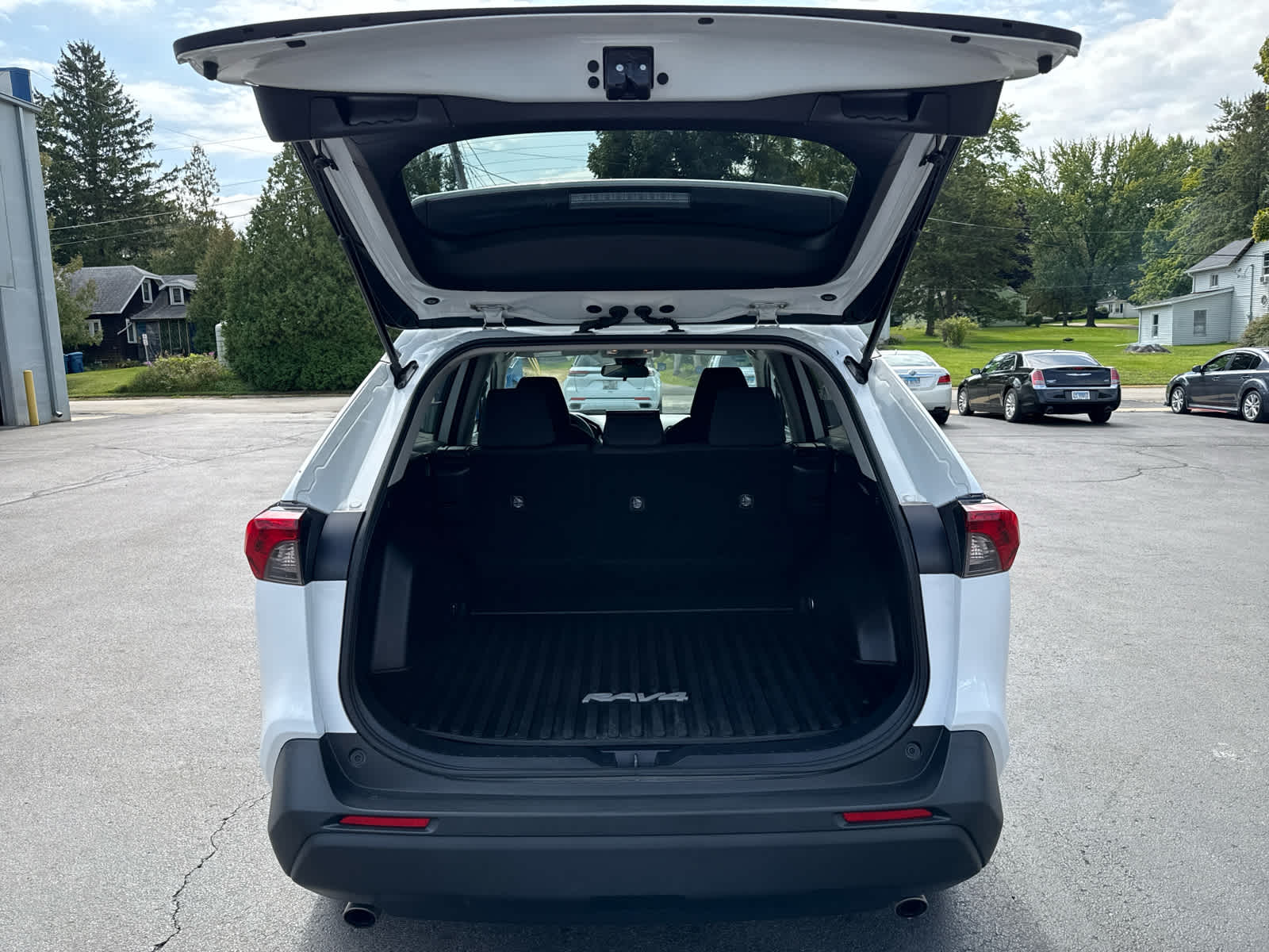 2019 Toyota RAV4 LE photo 14
