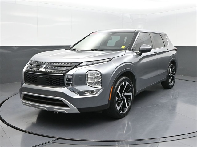 2023 Mitsubishi Outlander SE's photo
