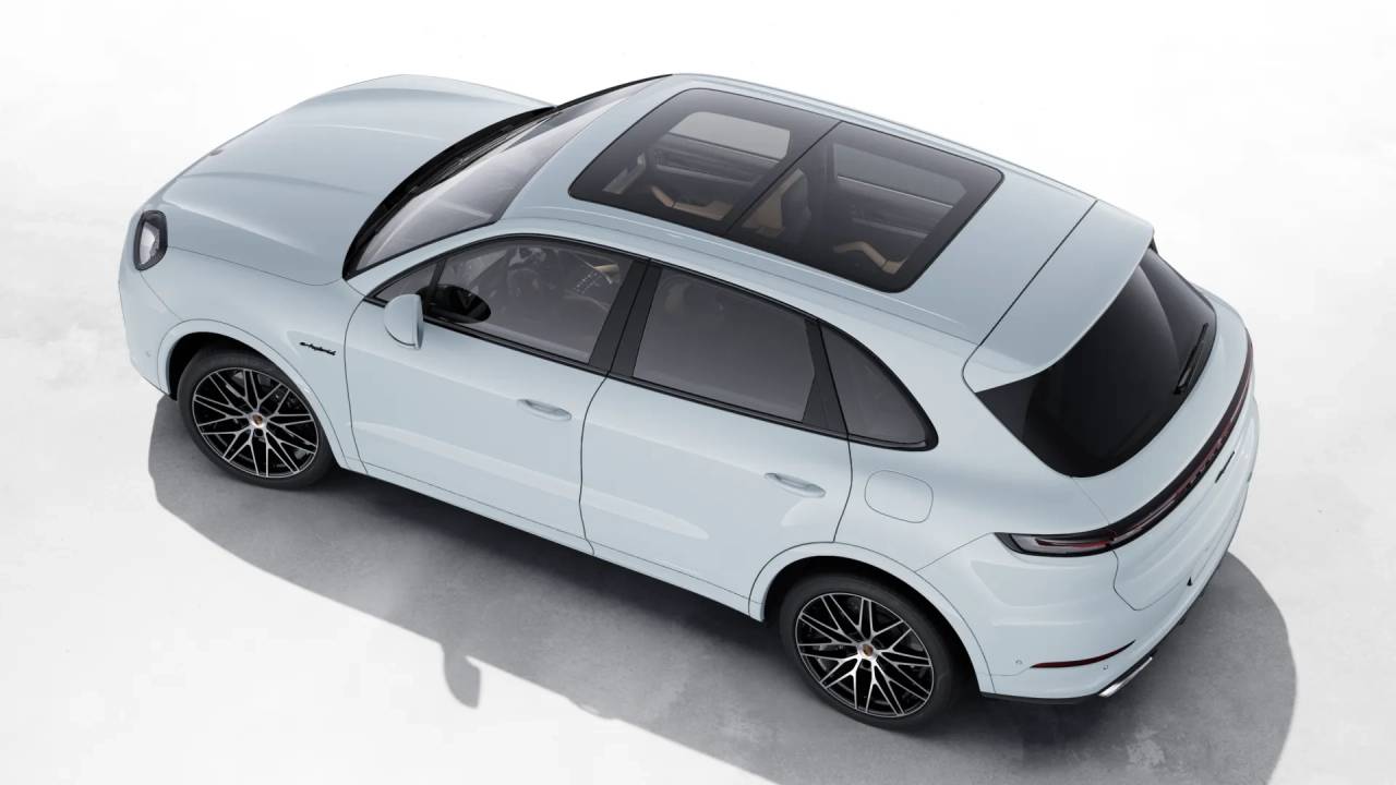 2025 Porsche Cayenne E-Hybrid photo 2
