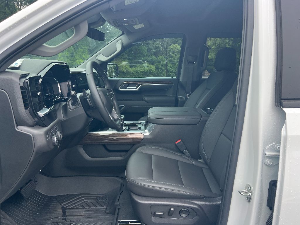 2025 Chevrolet Silverado 1500 RST photo 9