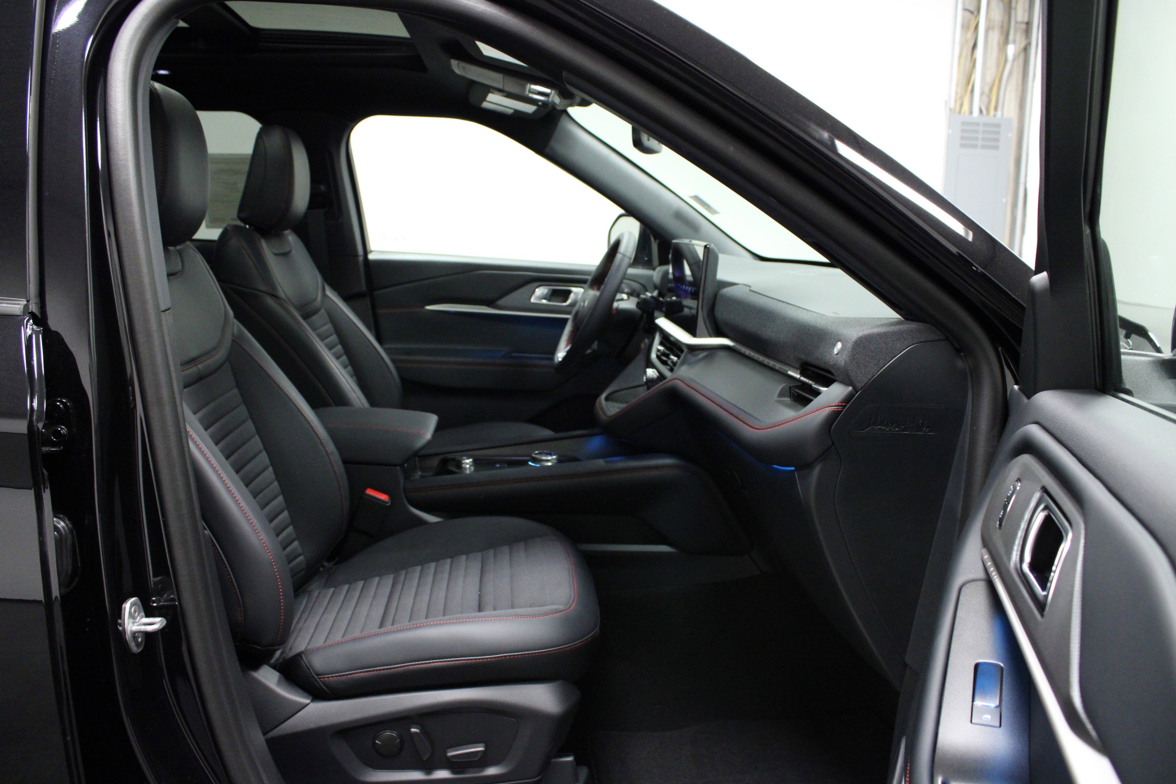 2025 Ford Explorer ST-Line photo 13