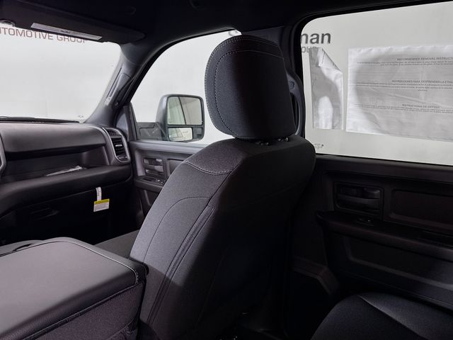 New 2024 Diamond Black Crystal Pearl-Coat Exterior Paint RAM Tradesman image 21