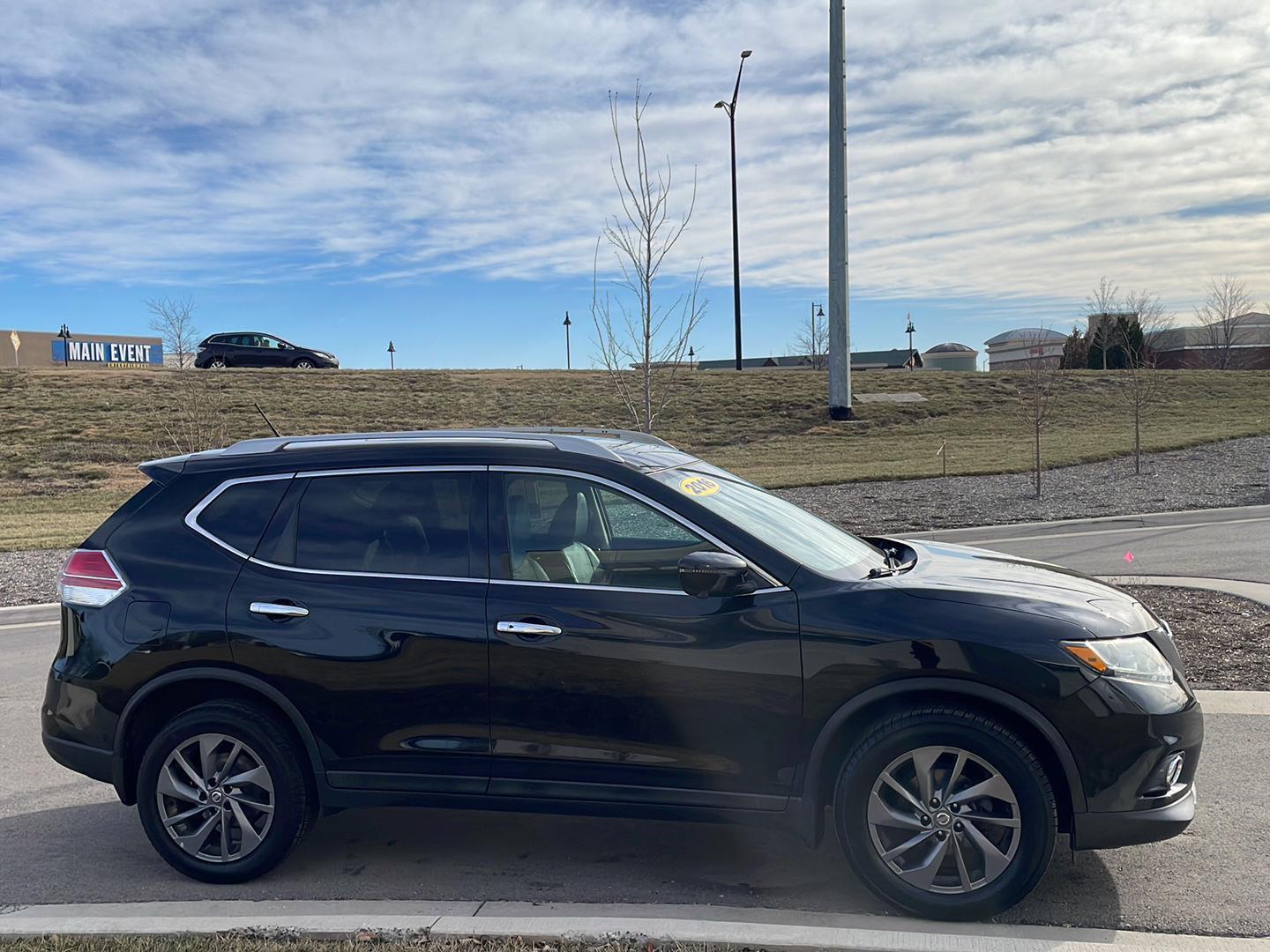 Used 2016 Nissan Rogue SL with VIN 5N1AT2MV8GC880074 for sale in Kansas City