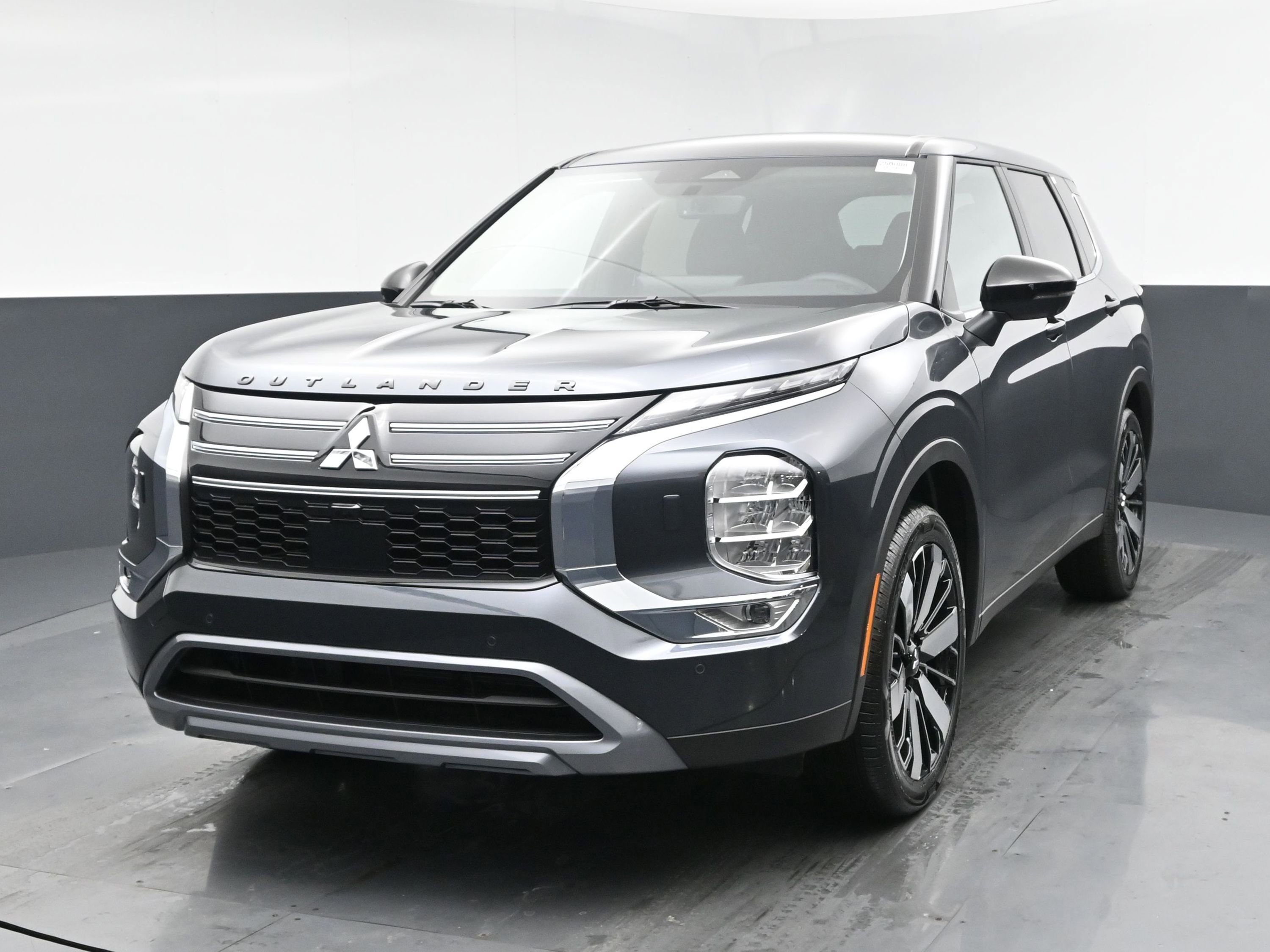 2025 Mitsubishi Outlander SE's photo