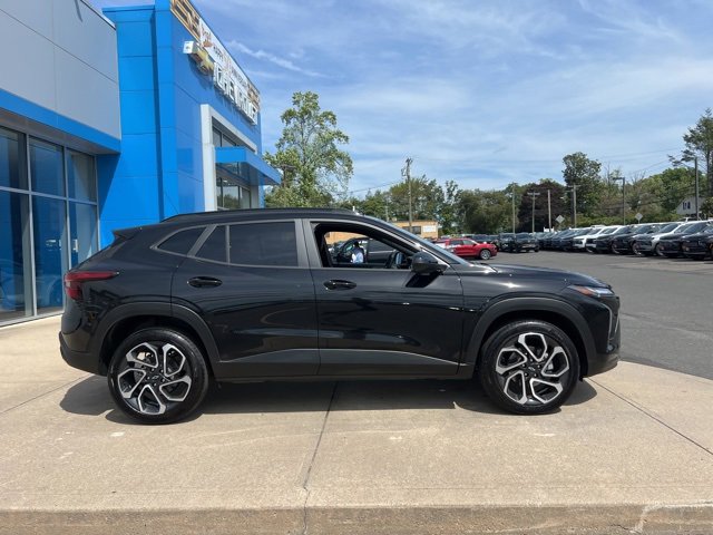 2025 Chevrolet Trax photo 2