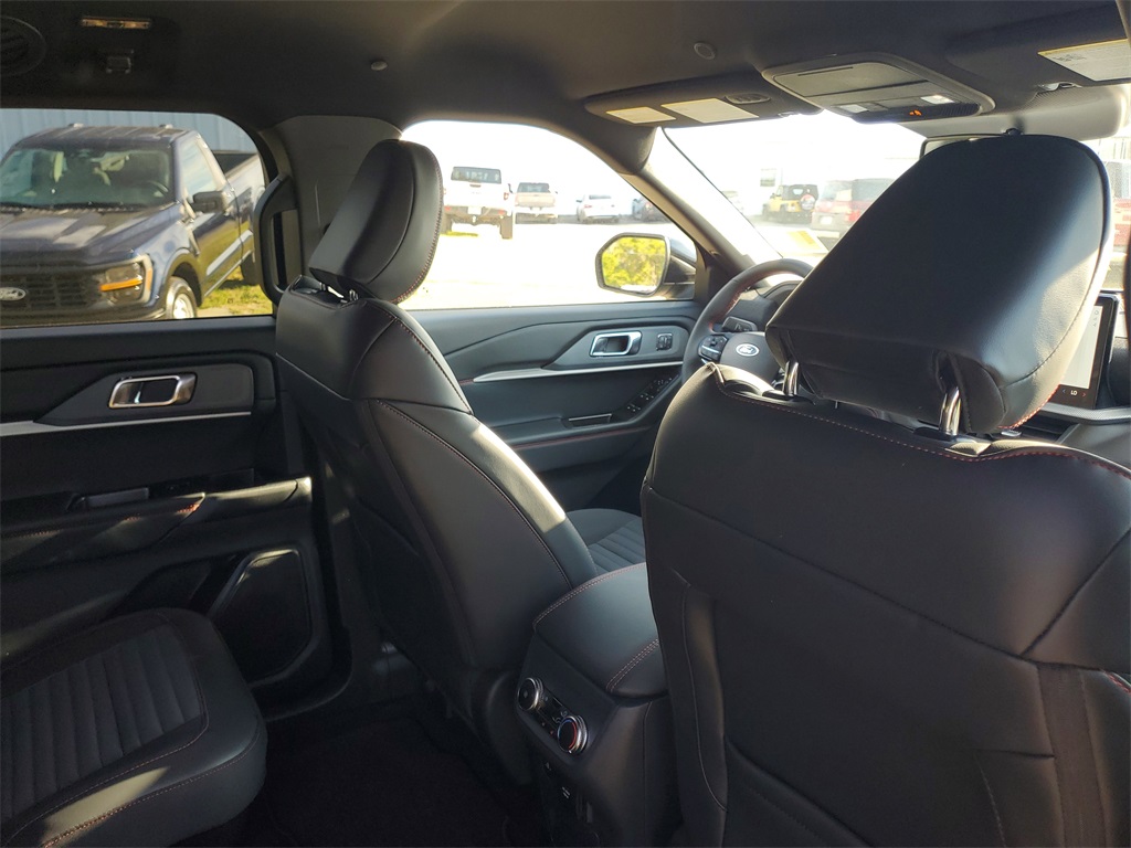 2025 Ford Explorer ST-Line photo 26