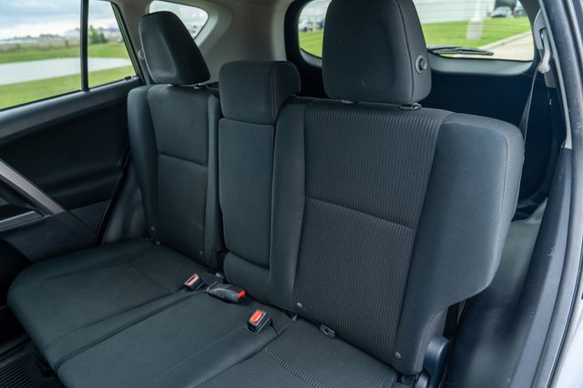 2017 Toyota RAV4 LE photo 18