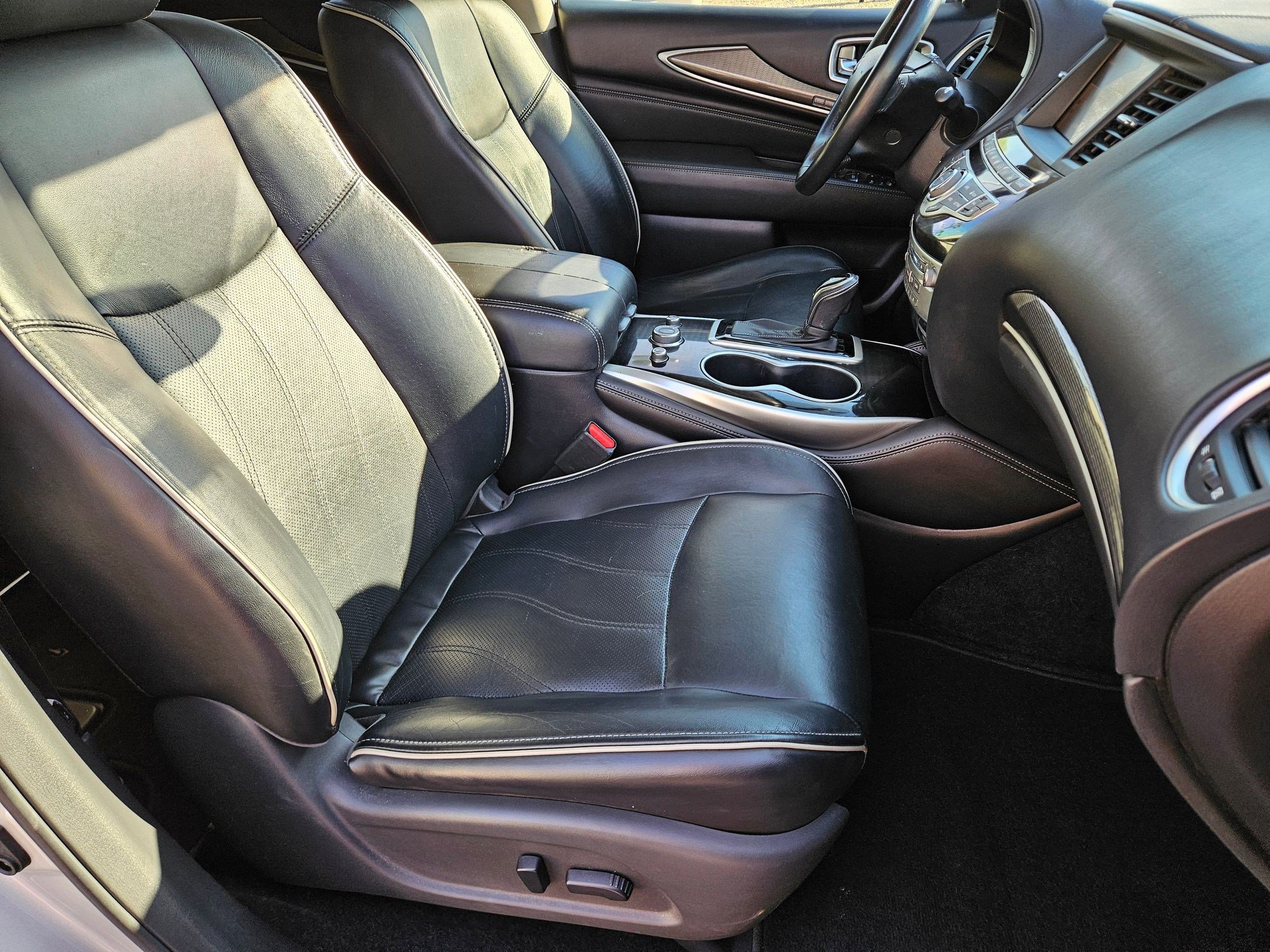 2017 Infiniti QX60 Base photo 16