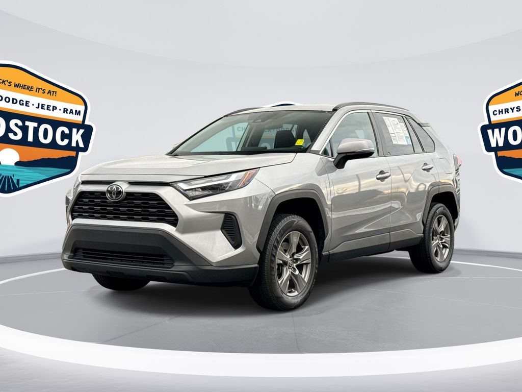 2024 Toyota RAV4 XLE's photo