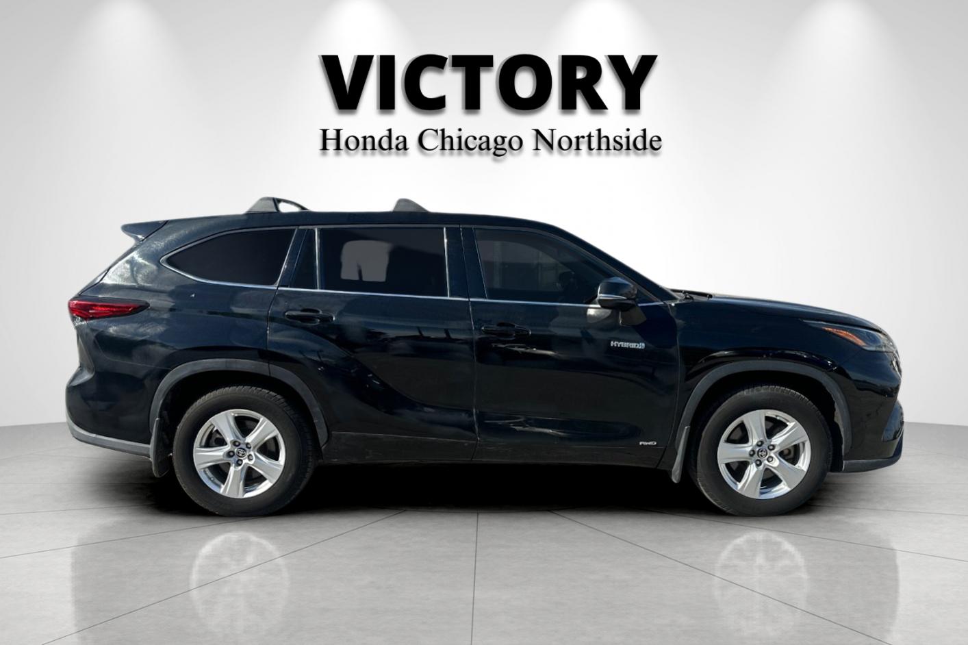 2021 Toyota Highlander Hybrid LE photo 2