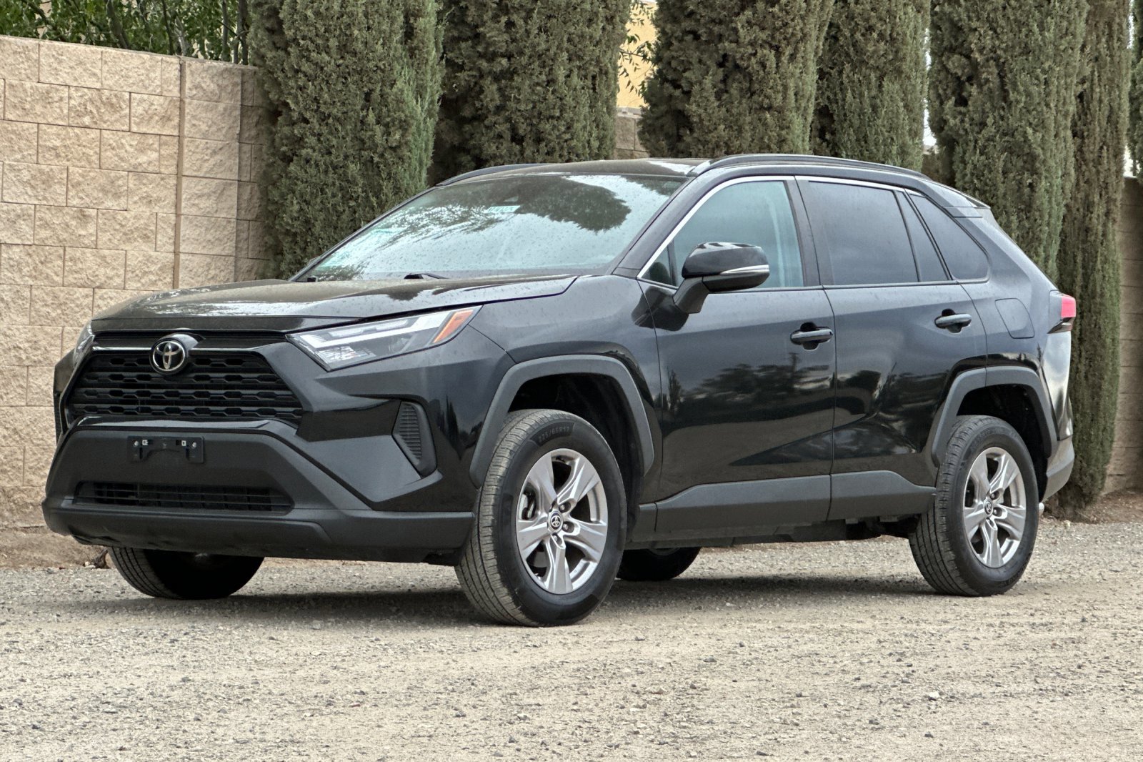 2022 Toyota RAV4 XLE photo 2