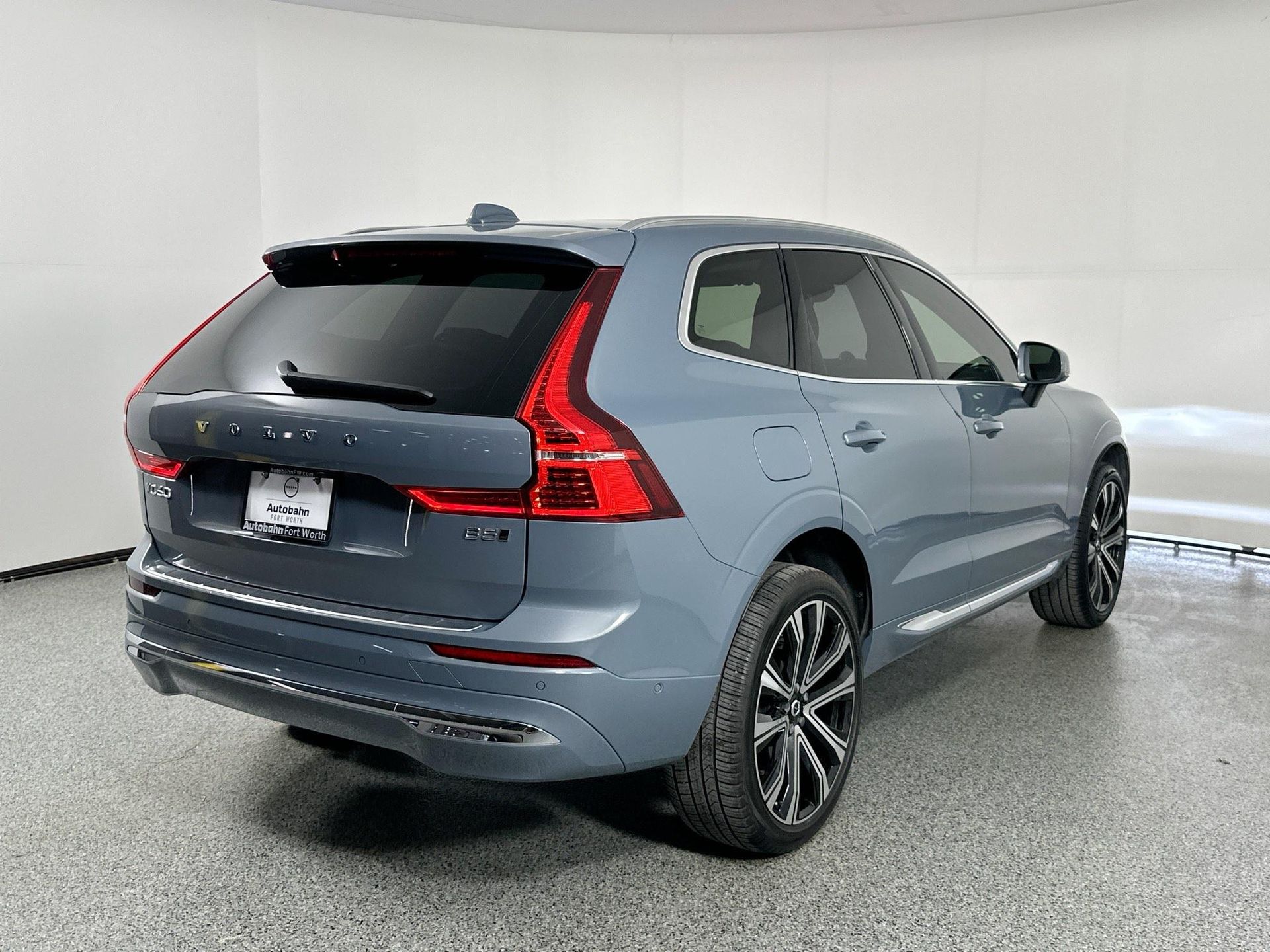 2023 Volvo XC60 B5 Ultimate photo 3