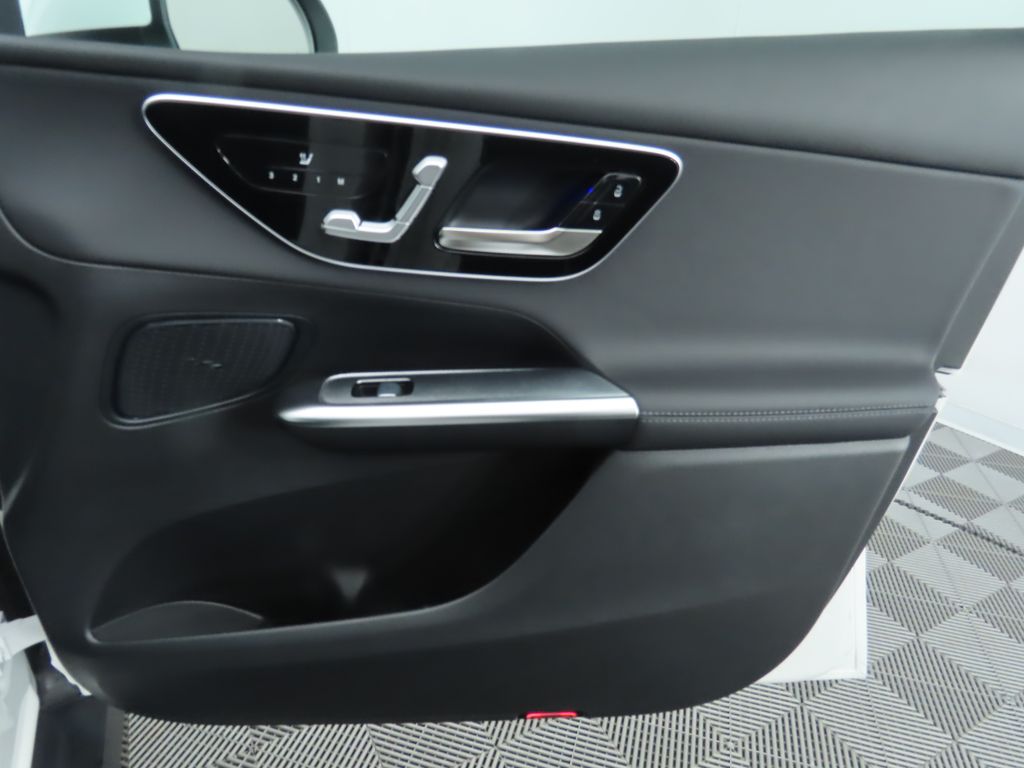 2025 Mercedes Benz GLC 300 photo 24