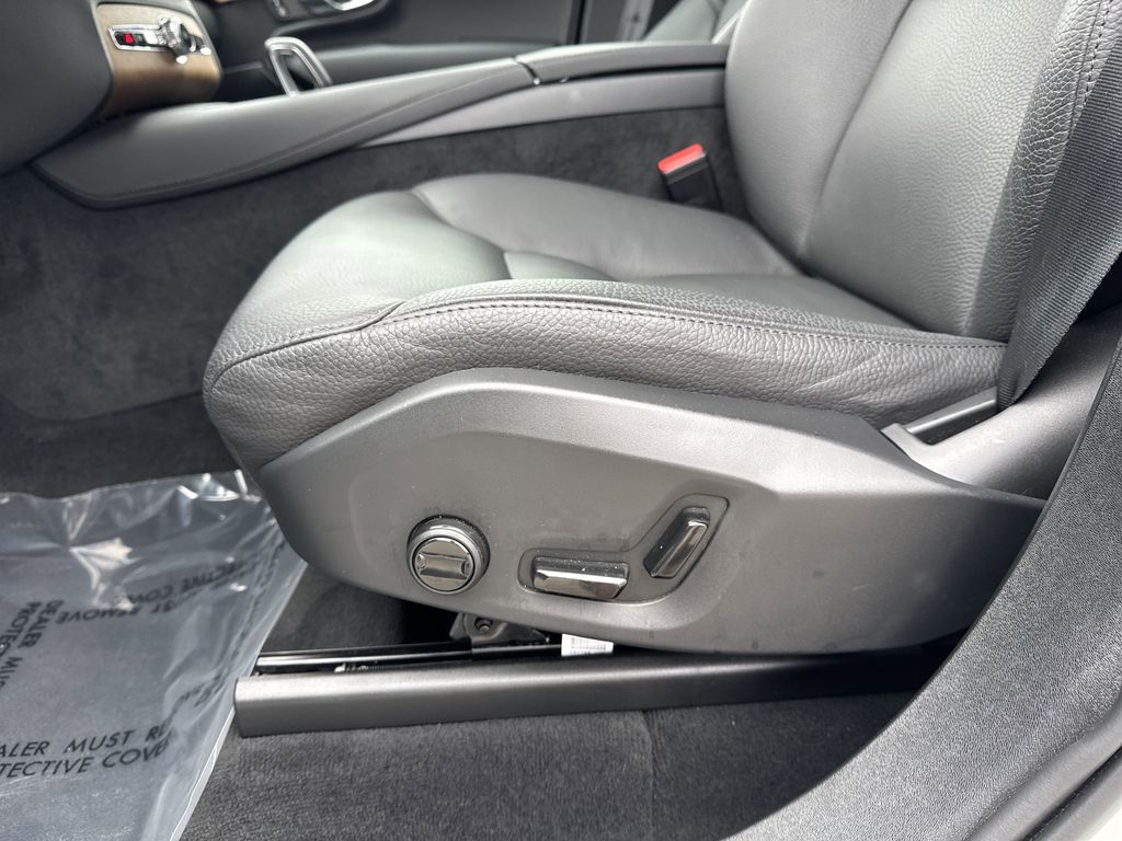 2025 Volvo XC90 Core photo 18