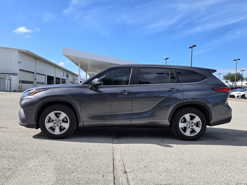 2023 Toyota Highlander L photo 2