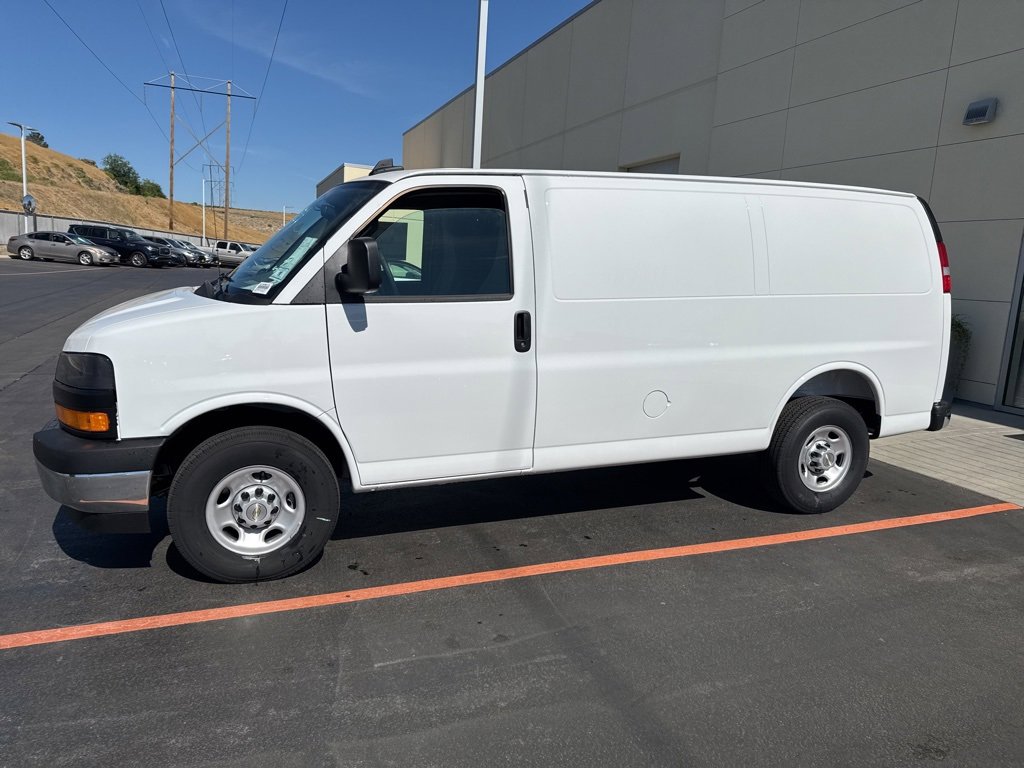 2025 Chevrolet Express Cargo Van 2500 photo 4