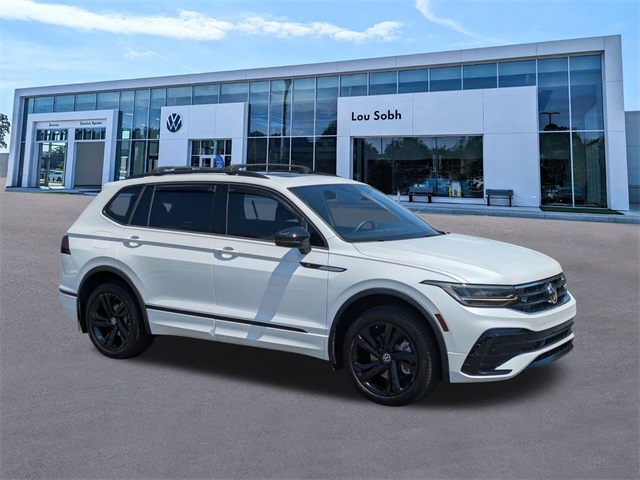 2024 Volkswagen Tiguan SE R-LINE BLACK's photo
