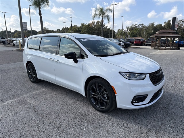 2026 Chrysler Pacifica photo 2