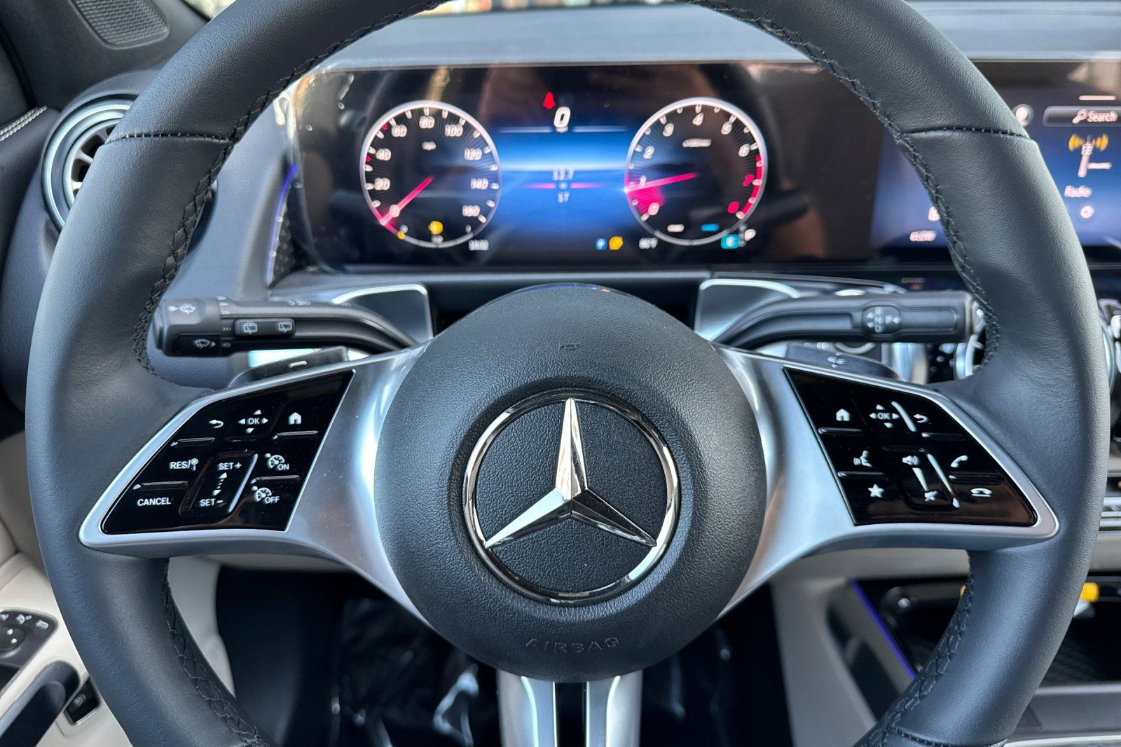 2025 Mercedes Benz GLB 250 photo 17