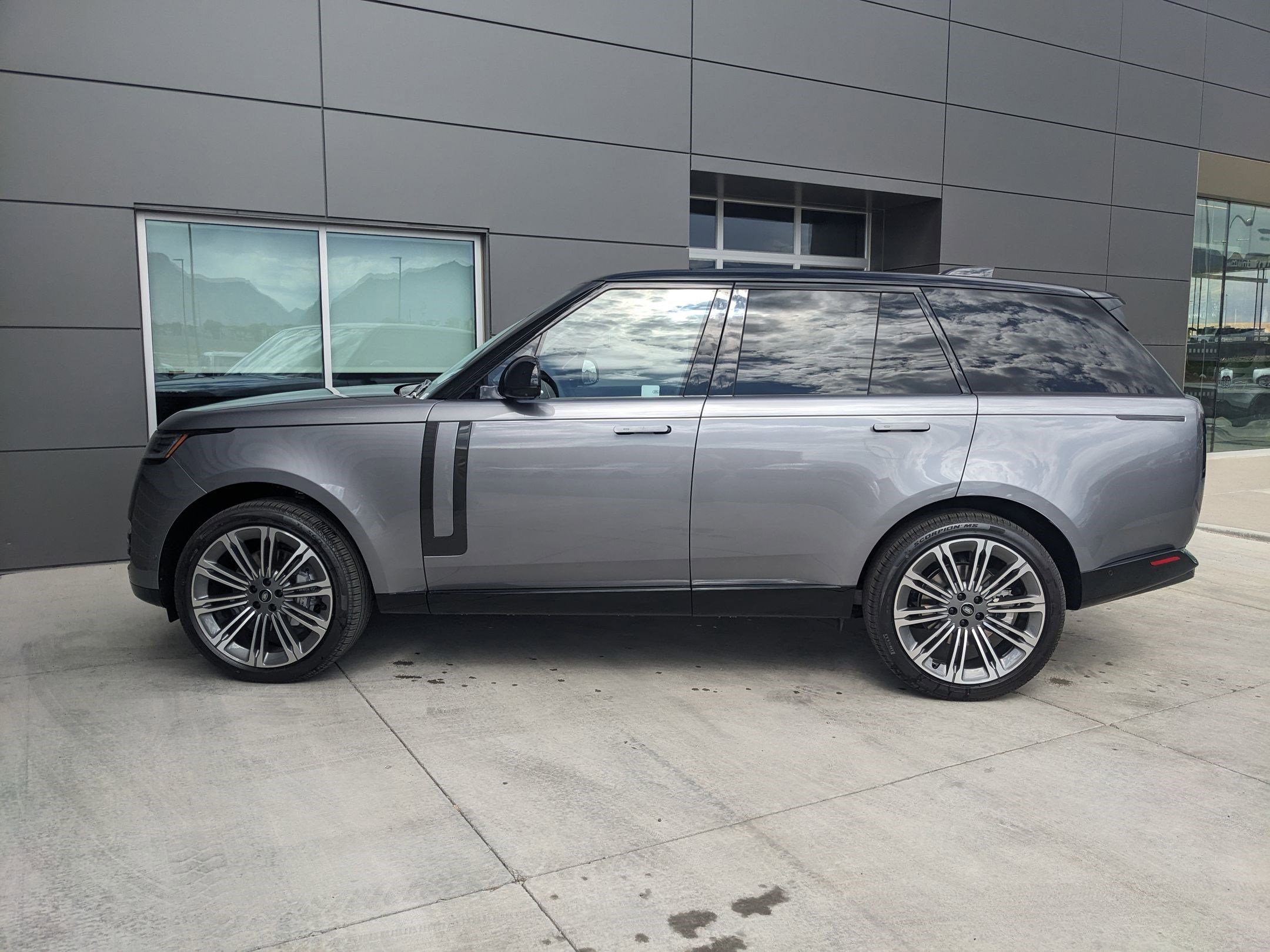 2025 Land Rover Range Rover SE photo 9
