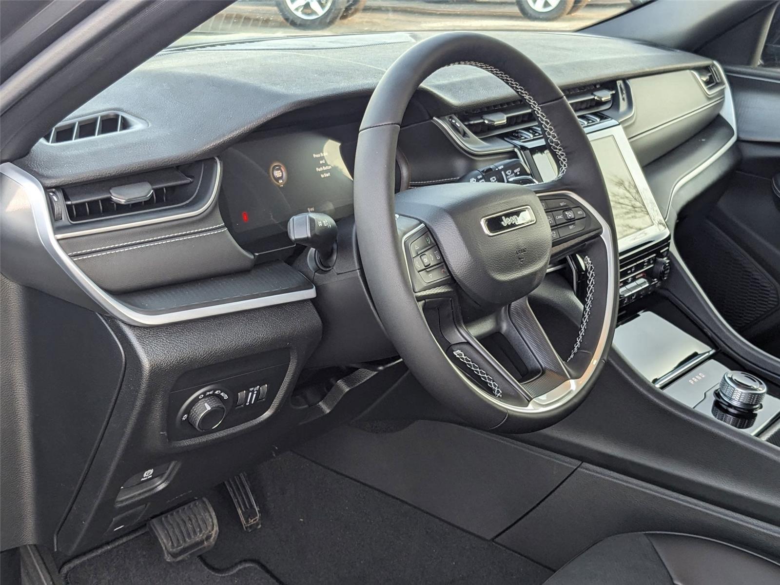 2025 Jeep Grand Cherokee Laredo Altitude photo 2
