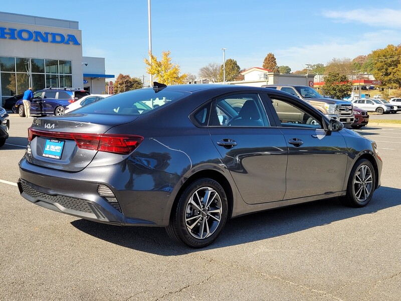2023 Kia Forte LXS photo 3