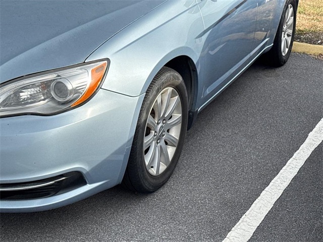 2014 Chrysler 200 Touring photo 2