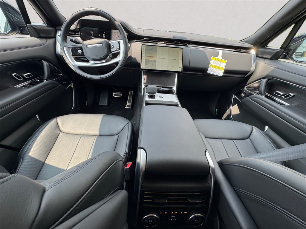 2025 Land Rover Range Rover SE photo 9