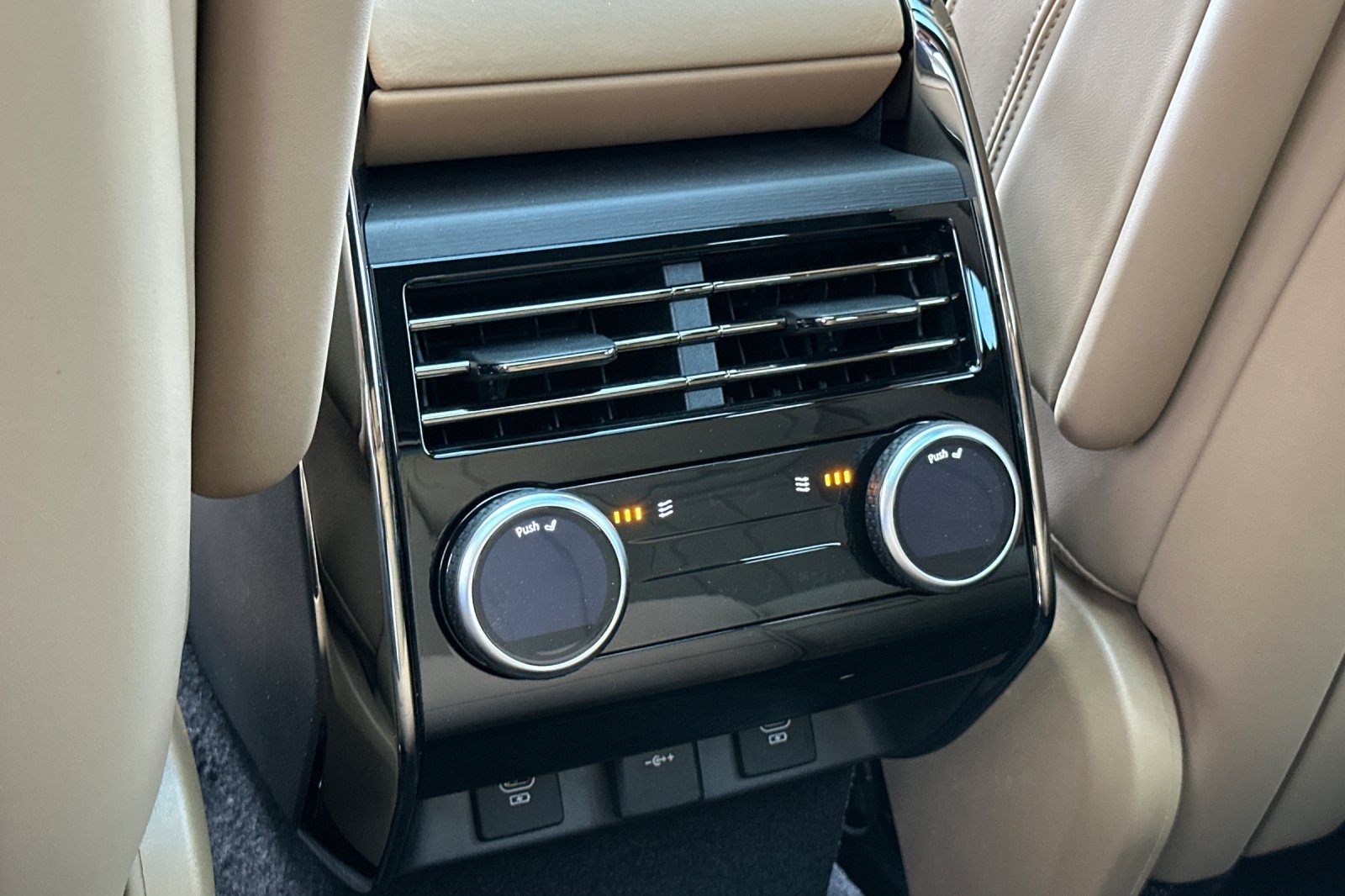 2025 Land Rover Range Rover Sport SE photo 13