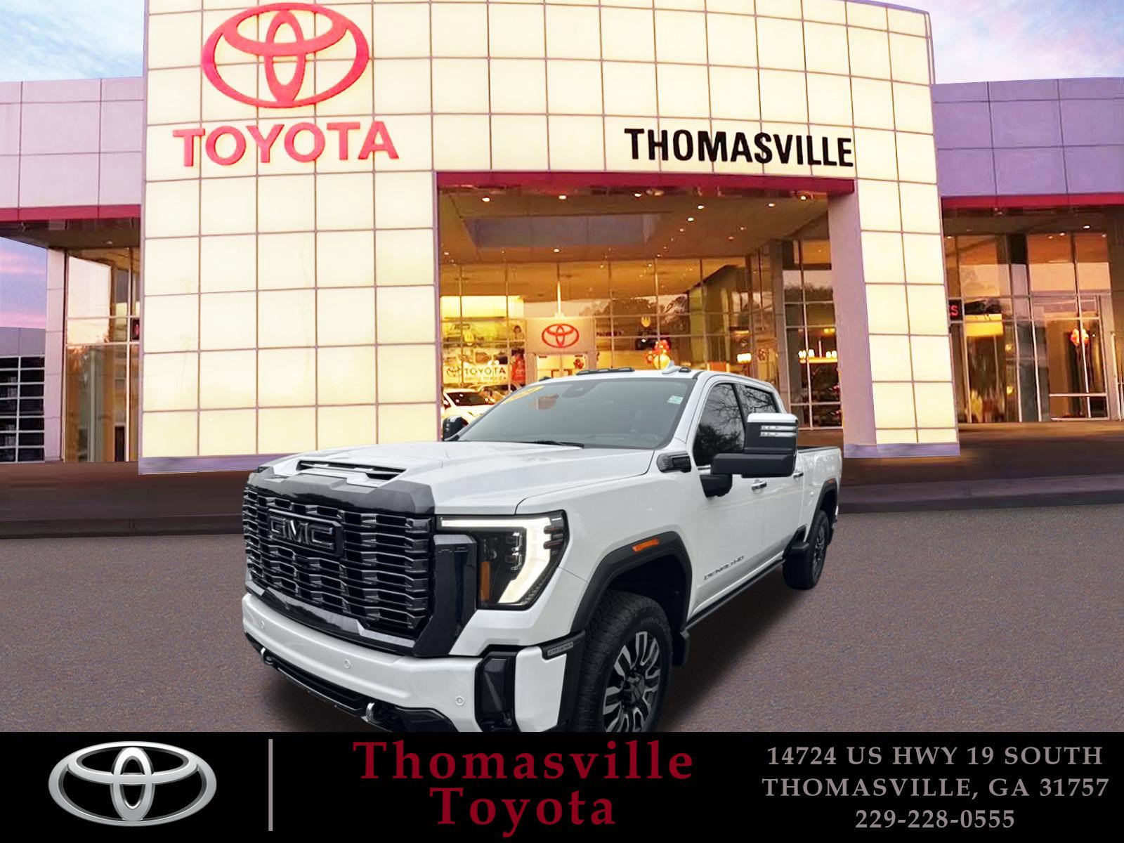 Used 2024 White Frost Tricoat GMC Denali Ultimate image 1
