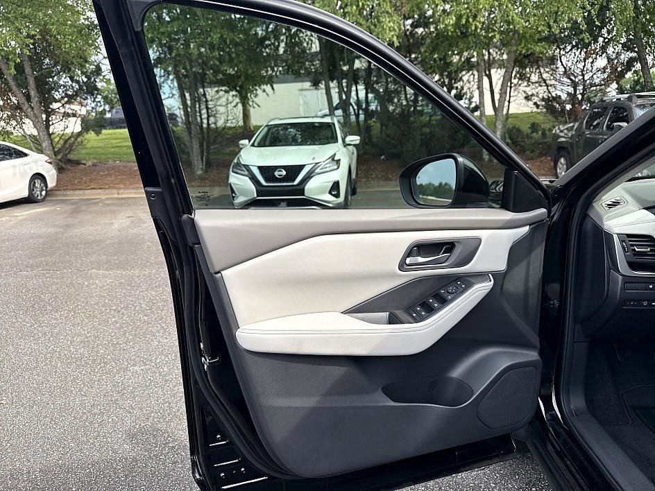 2025 Nissan Rogue SV photo 6