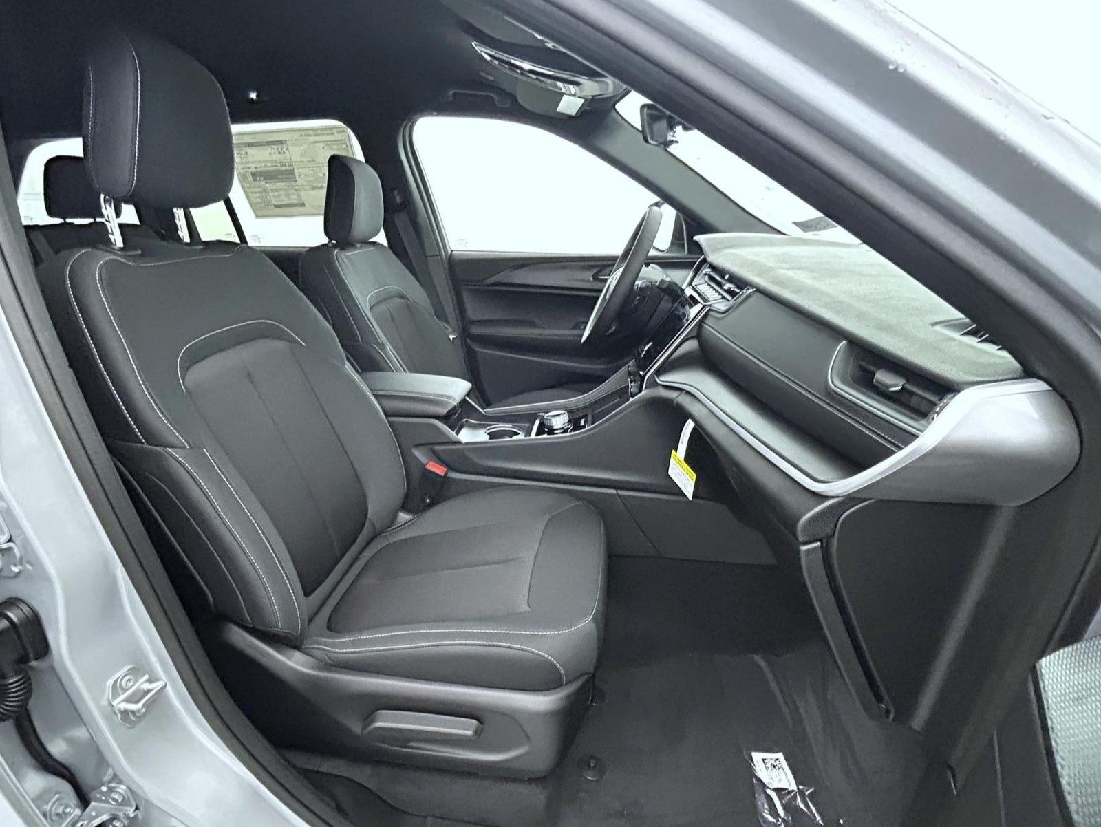 2025 Jeep Grand Cherokee Laredo photo 14