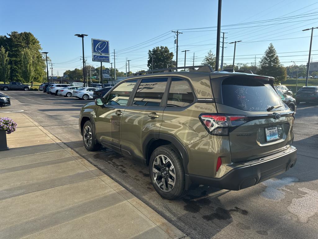 2025 Subaru Forester Premium photo 4