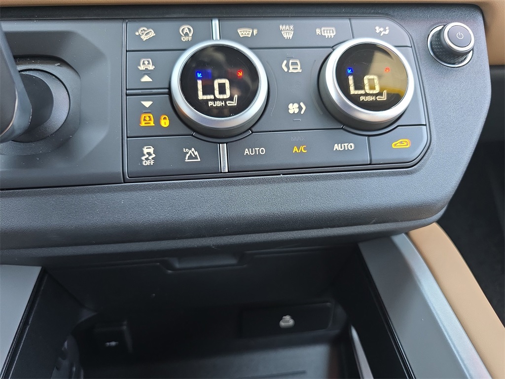 2025 Land Rover Defender 110 V8 photo 23